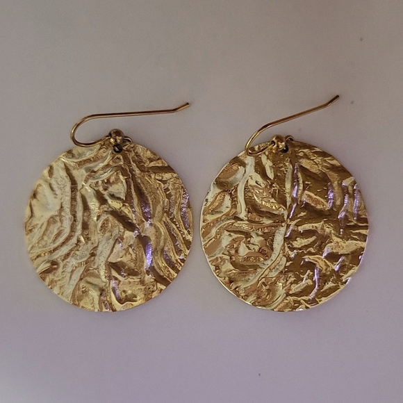 VINTAGE HANDMADE HAMMERED DISC DROP EARRINGS - 18K Gold Filled Discs - Picture 5 of 7